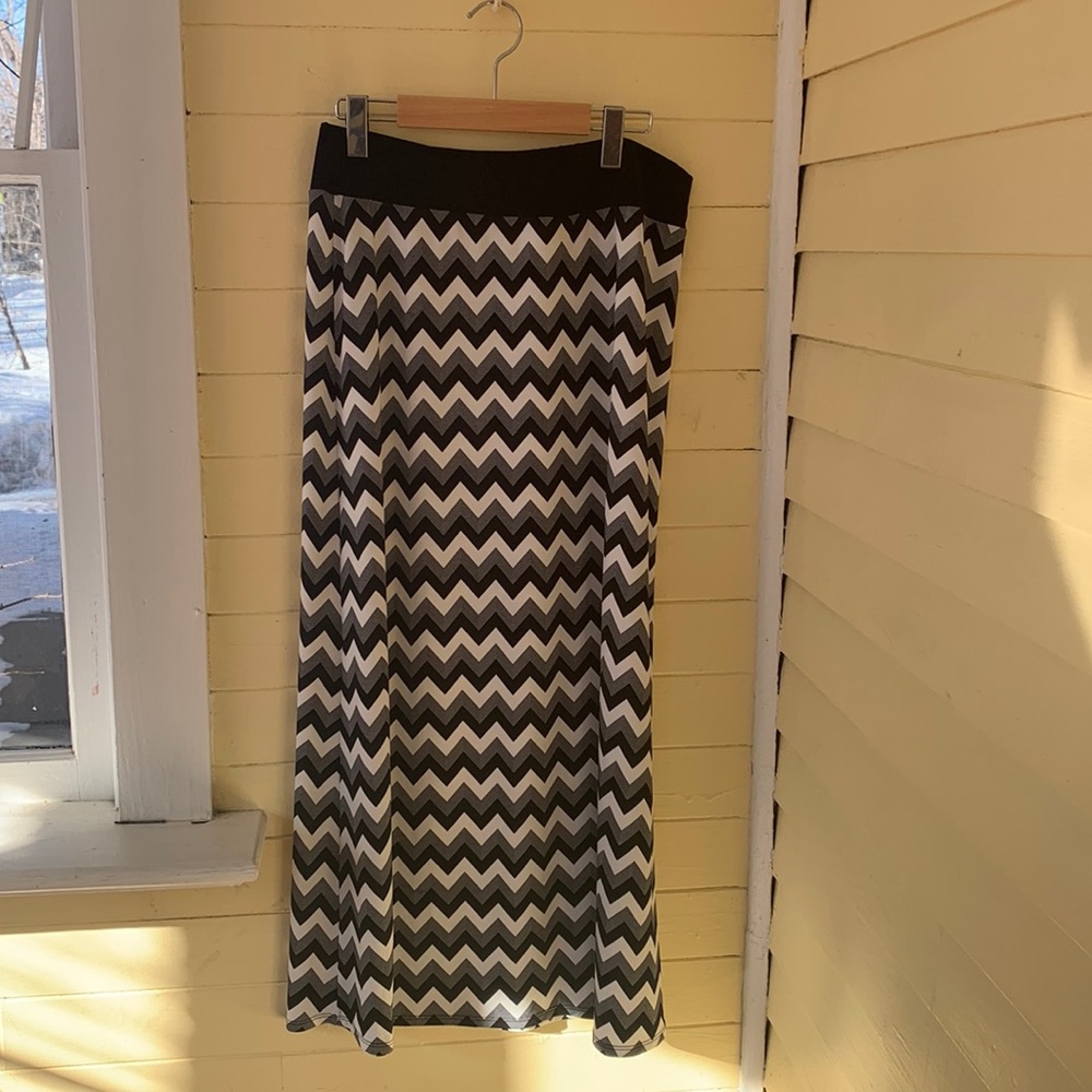 5/20 Laura size large, chevron, print, black, and white long skirt